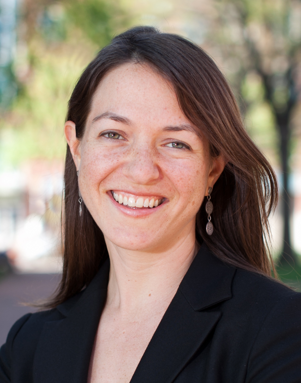 Shana Tabak headshot