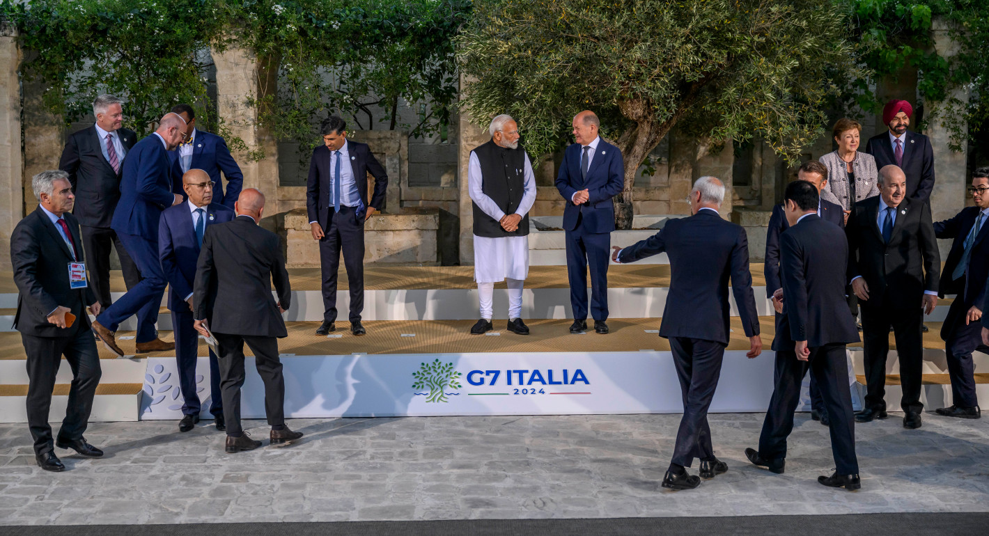 G7 leaders gathering on a platform before a group photo